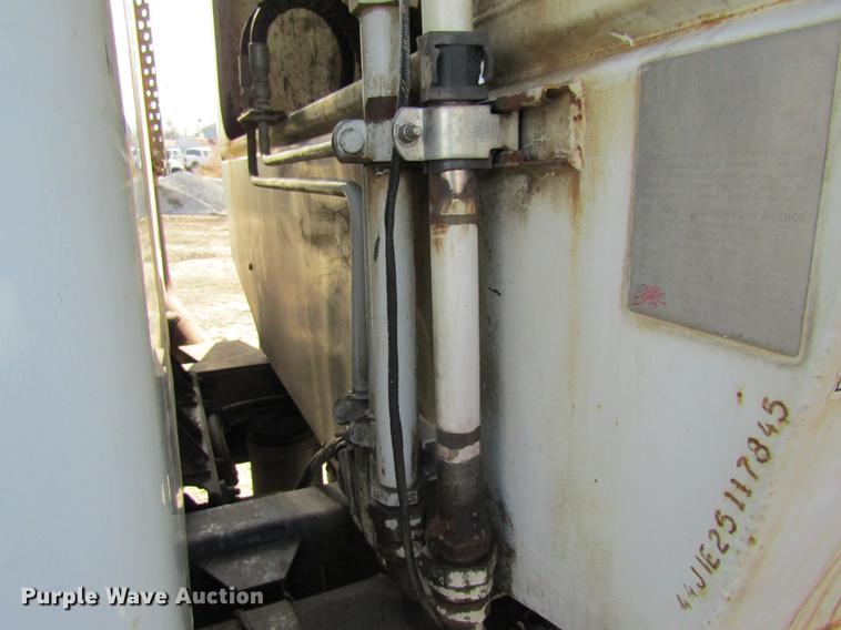 image for item DB9775 1999 International 2674 refuse truck