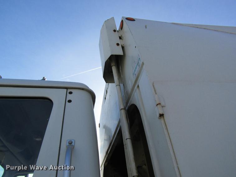 image for item DB9775 1999 International 2674 refuse truck
