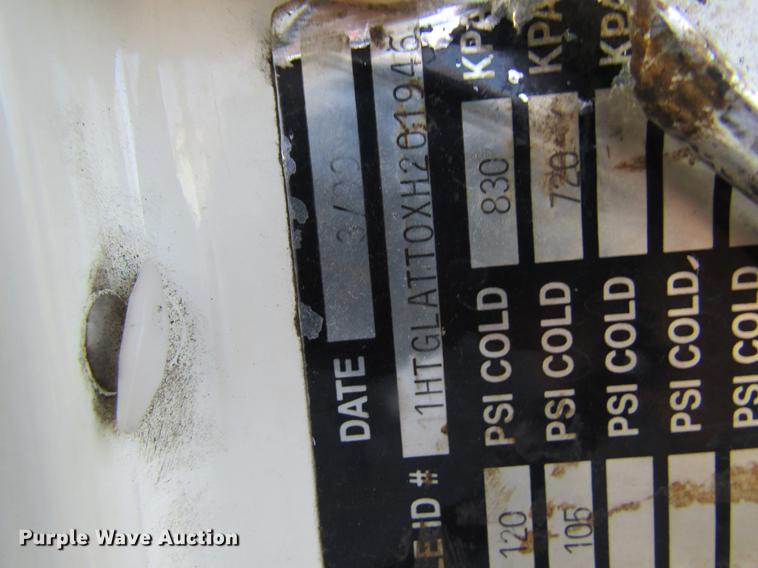 image for item DB9775 1999 International 2674 refuse truck