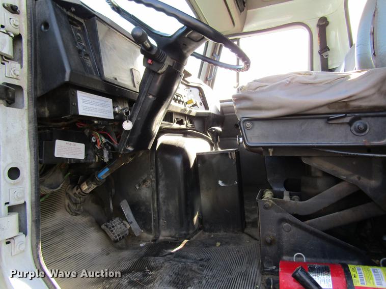 image for item DB9775 1999 International 2674 refuse truck