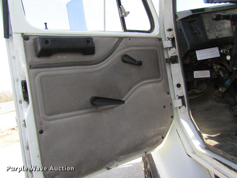 image for item DB9775 1999 International 2674 refuse truck