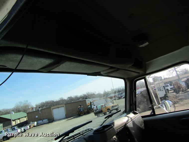 image for item DB9775 1999 International 2674 refuse truck