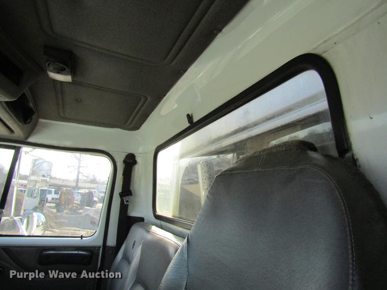 image for item DB9775 1999 International 2674 refuse truck