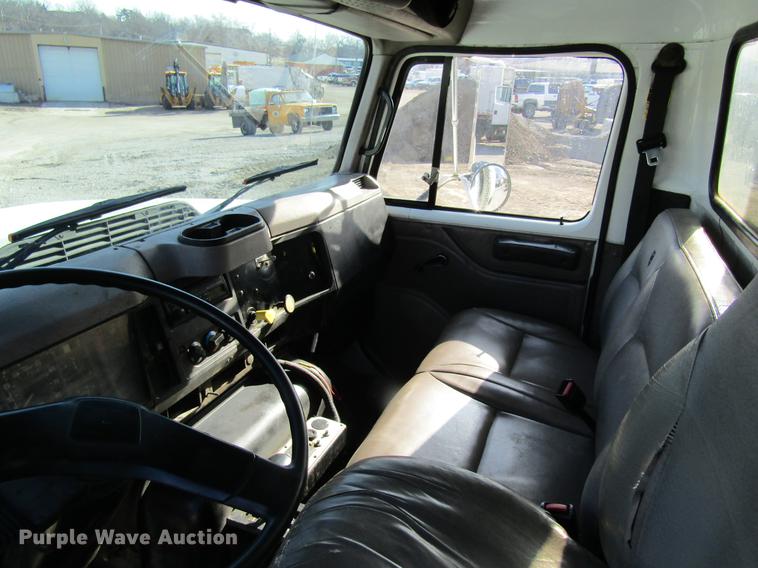 image for item DB9775 1999 International 2674 refuse truck