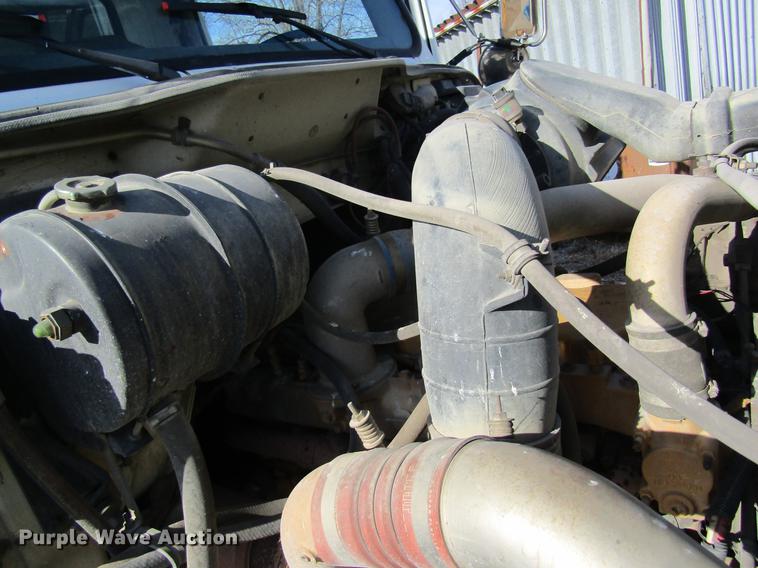 image for item DB9775 1999 International 2674 refuse truck