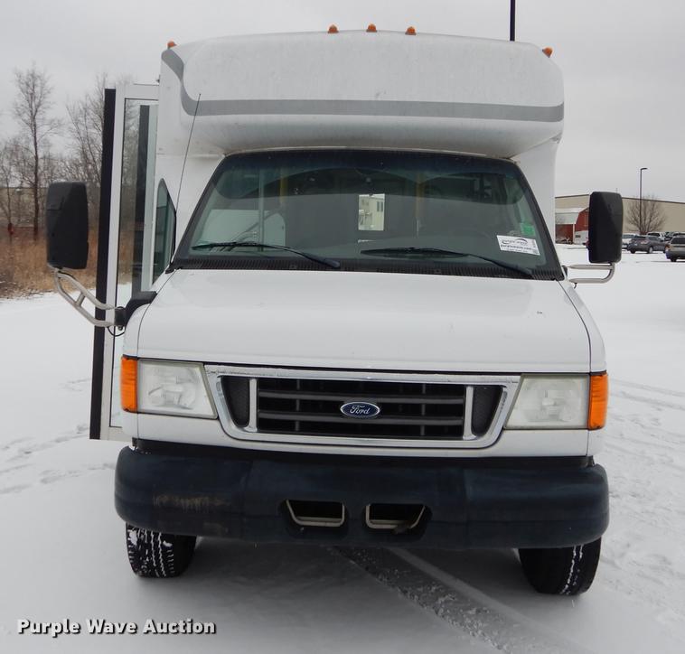 image for item DC0254 2007 Ford Eldorado E450 shuttle bus