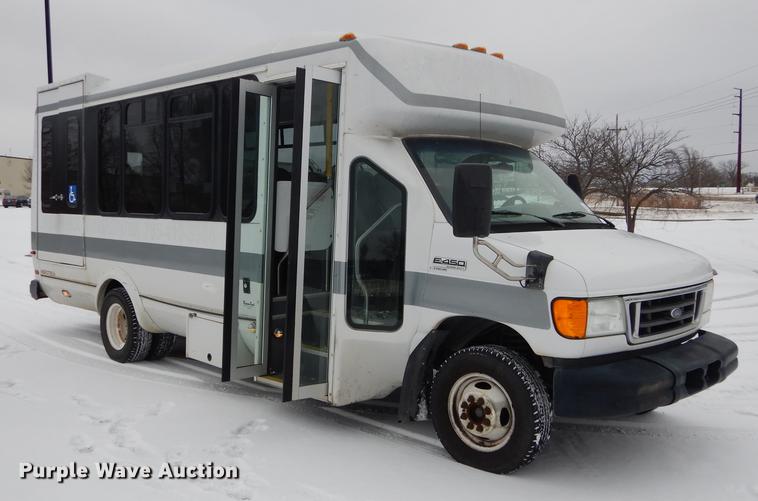 image for item DC0254 2007 Ford Eldorado E450 shuttle bus