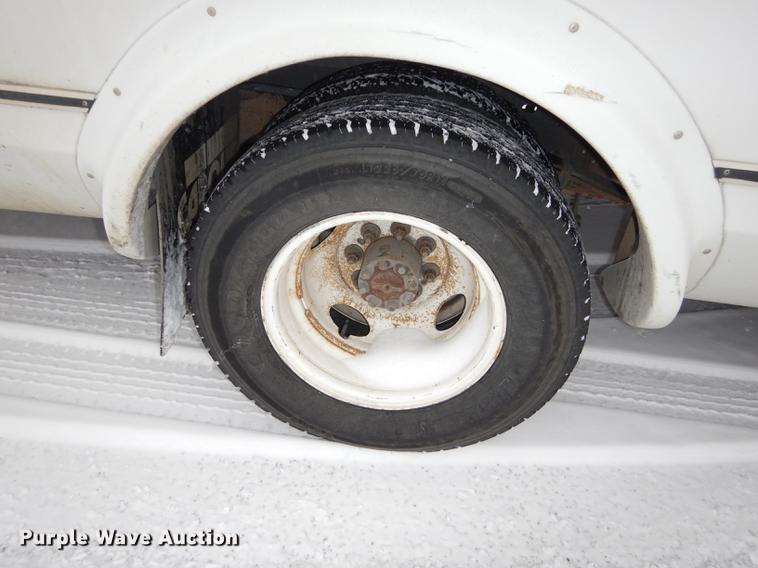 image for item DC0254 2007 Ford Eldorado E450 shuttle bus