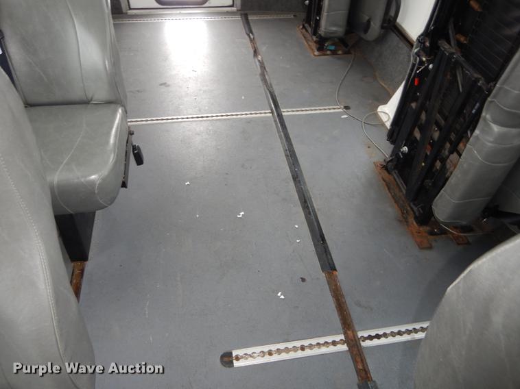 image for item DC0254 2007 Ford Eldorado E450 shuttle bus