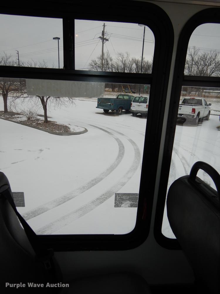 image for item DC0254 2007 Ford Eldorado E450 shuttle bus