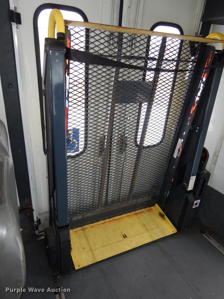 image for item DC0254 2007 Ford Eldorado E450 shuttle bus