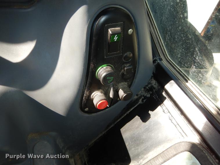 image for item DC0259 2000 New Holland TS110 MFWD tractor