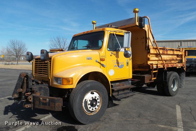 image for item DC4249 2000 International 4900 dump truck