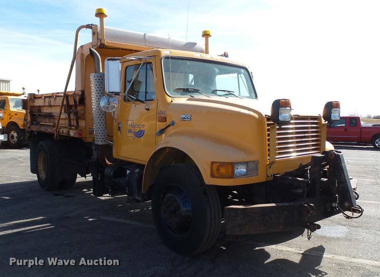 image for item DC4249 2000 International 4900 dump truck