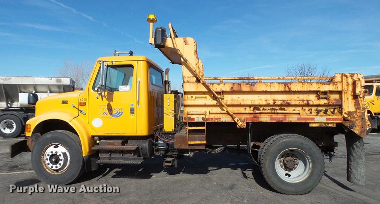 image for item DC4249 2000 International 4900 dump truck