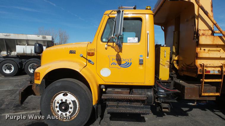 image for item DC4249 2000 International 4900 dump truck