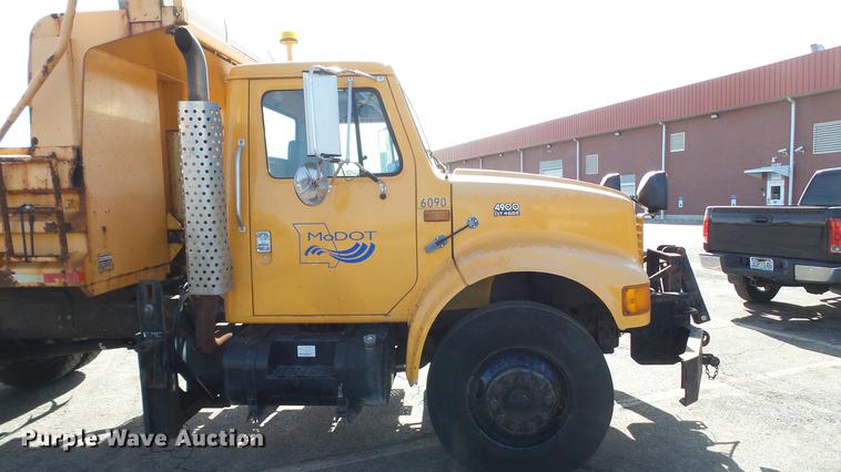 image for item DC4249 2000 International 4900 dump truck