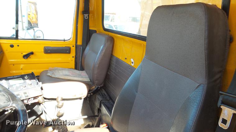 image for item DC4249 2000 International 4900 dump truck