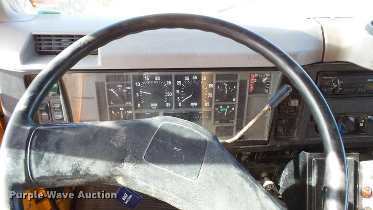 image for item DC4249 2000 International 4900 dump truck