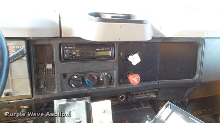 image for item DC4249 2000 International 4900 dump truck