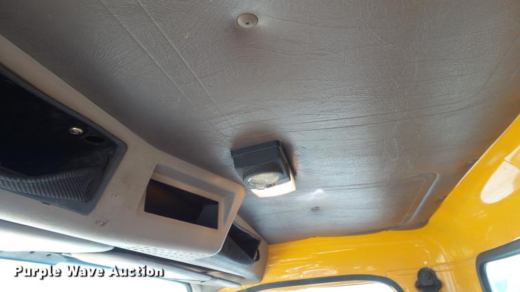 image for item DC4249 2000 International 4900 dump truck