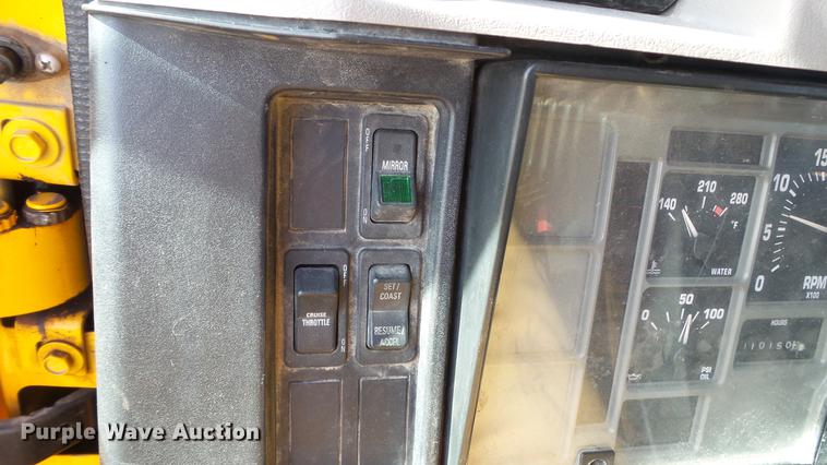 image for item DC4249 2000 International 4900 dump truck