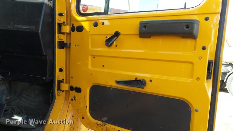 image for item DC4249 2000 International 4900 dump truck