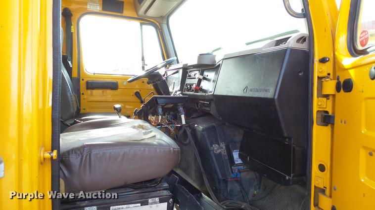 image for item DC4249 2000 International 4900 dump truck