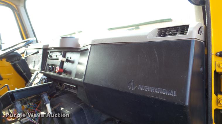 image for item DC4249 2000 International 4900 dump truck