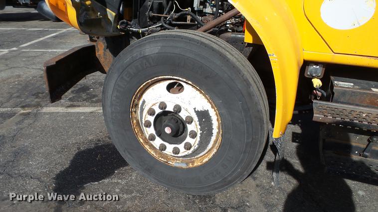 image for item DC4249 2000 International 4900 dump truck