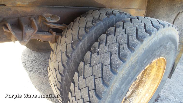 image for item DC4249 2000 International 4900 dump truck