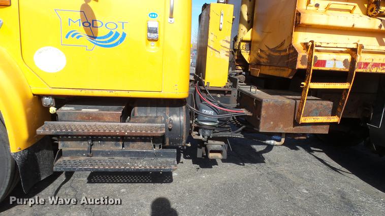 image for item DC4249 2000 International 4900 dump truck