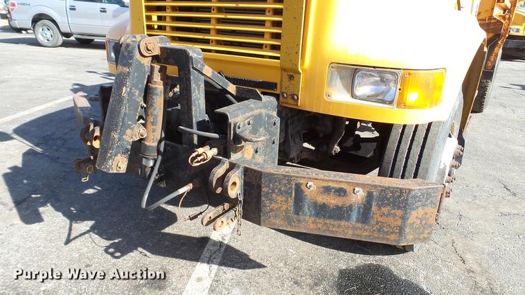 image for item DC4249 2000 International 4900 dump truck