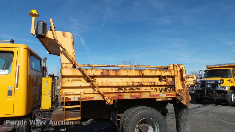 image for item DC4249 2000 International 4900 dump truck