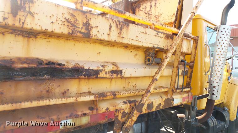 image for item DC4249 2000 International 4900 dump truck