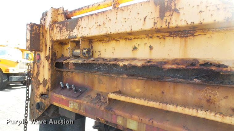 image for item DC4249 2000 International 4900 dump truck