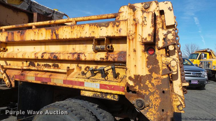 image for item DC4249 2000 International 4900 dump truck