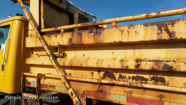 image for item DC4249 2000 International 4900 dump truck