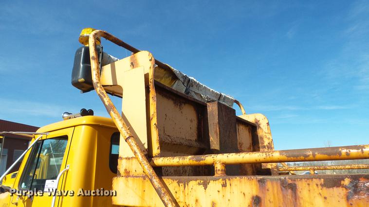 image for item DC4249 2000 International 4900 dump truck