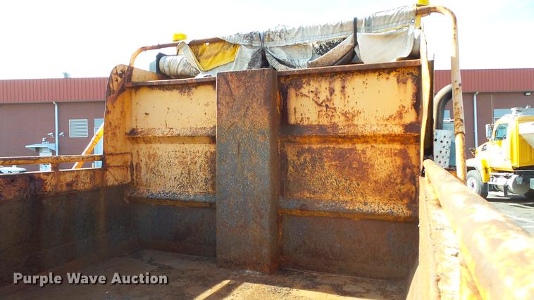 image for item DC4249 2000 International 4900 dump truck