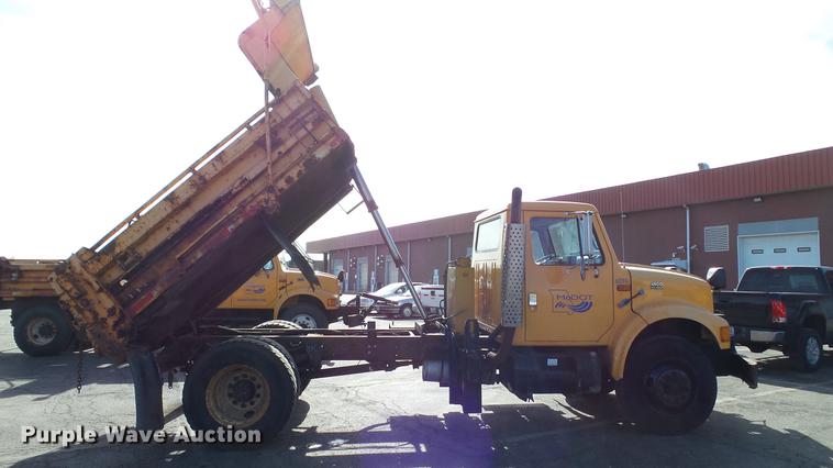 image for item DC4249 2000 International 4900 dump truck