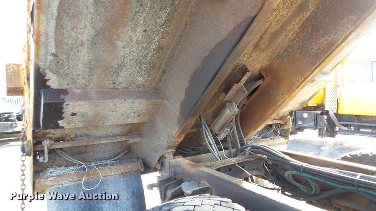 image for item DC4249 2000 International 4900 dump truck