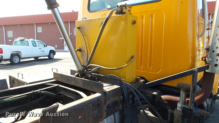 image for item DC4249 2000 International 4900 dump truck