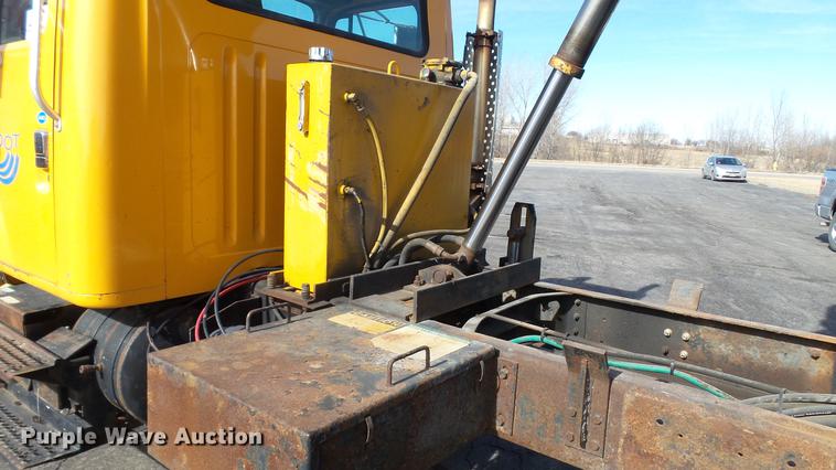 image for item DC4249 2000 International 4900 dump truck