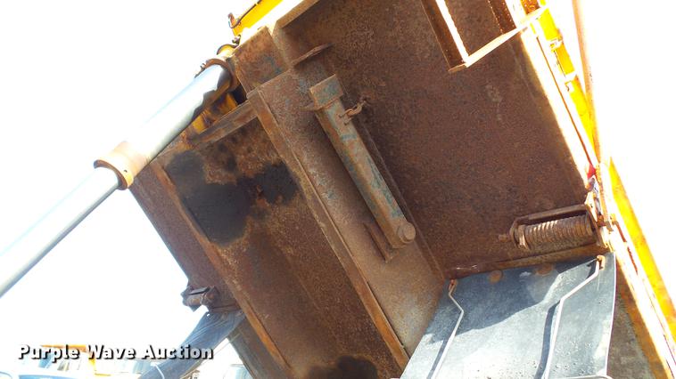 image for item DC4249 2000 International 4900 dump truck