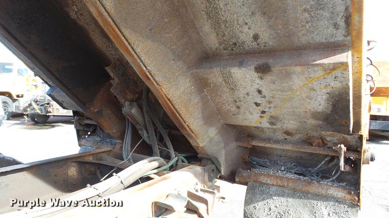 image for item DC4249 2000 International 4900 dump truck