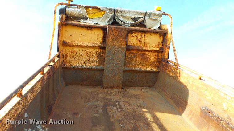 image for item DC4249 2000 International 4900 dump truck