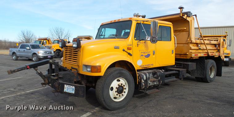 image for item DC5611 2002 International 4900 Crew Cab dump truck