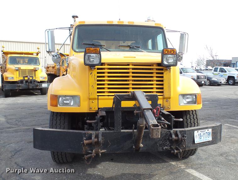 image for item DC5611 2002 International 4900 Crew Cab dump truck