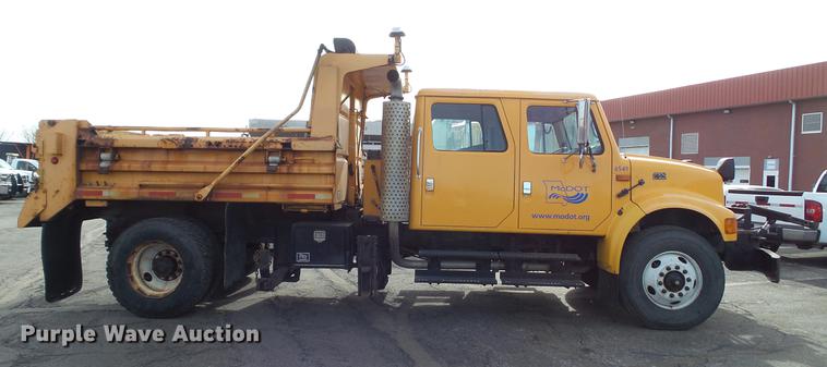 image for item DC5611 2002 International 4900 Crew Cab dump truck